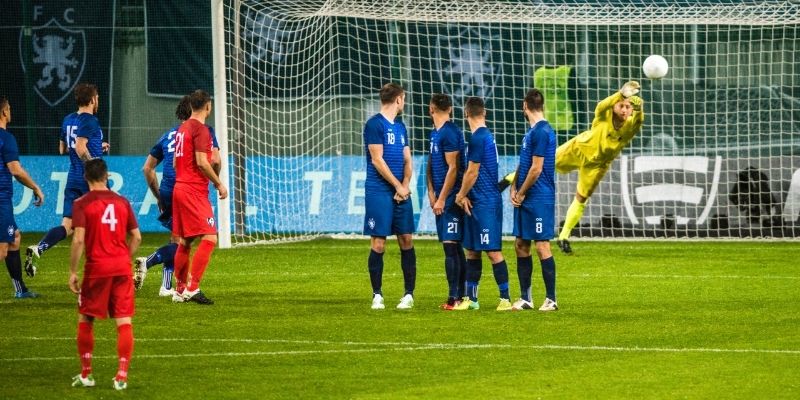 Khái niệm và luật áp dụng đá phạt trực tiếp